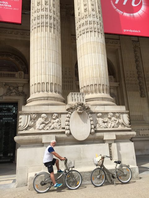 Outside the MUSÉE DE L'ORANGERIE